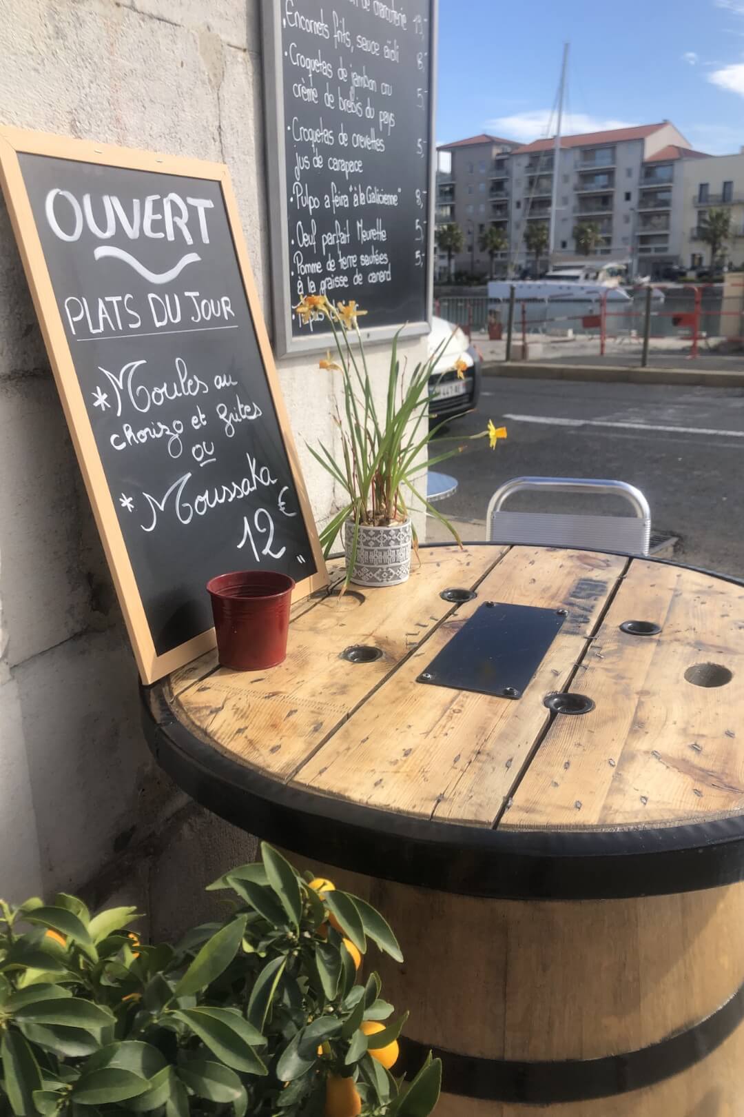 Ardoise présentant le plat du jour et la carte de tapas du moment.