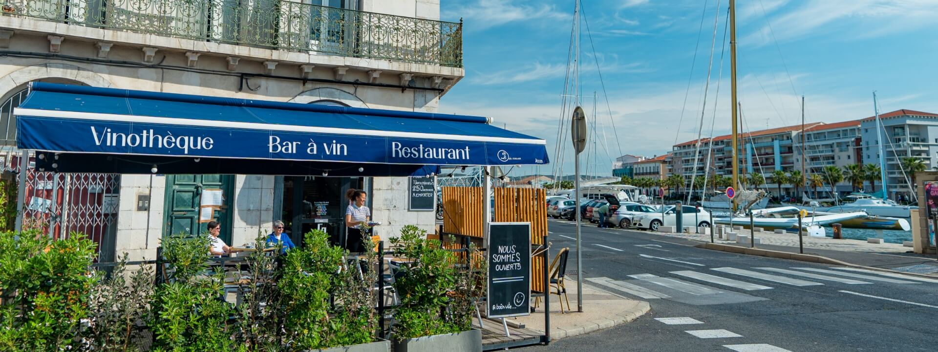 Grande terrasse de la vinothèque, bar à vins, restaurant de Sète Bouteilles à la mer.