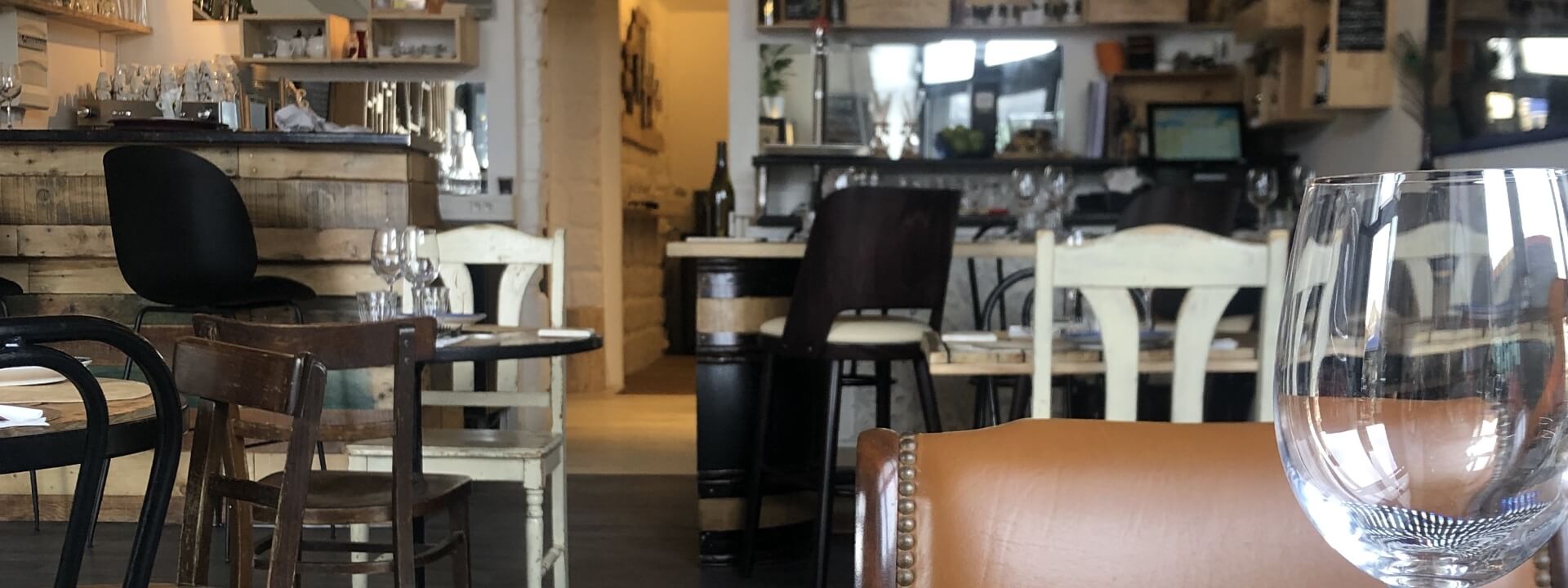 Salle du restaurant bouteilles à la mer situé à Sète